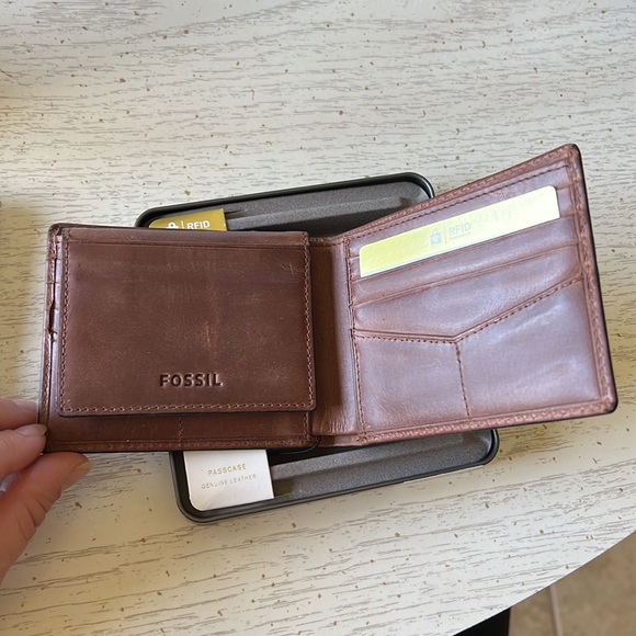 Brown leather Fossil Wallet with RFID protection - Picture 2 of 8